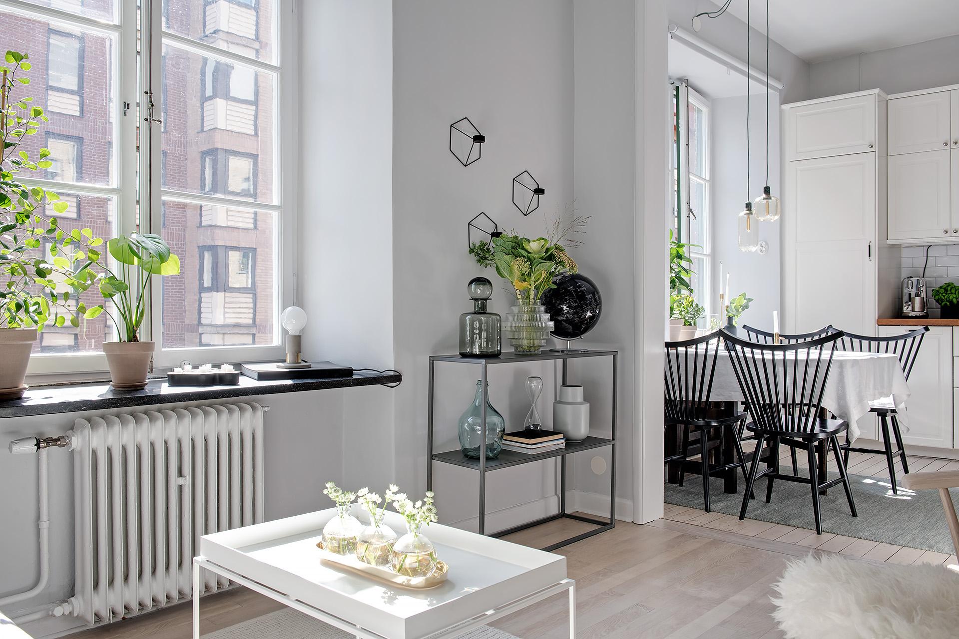 Lågupplöst Duka långbord med vännerna