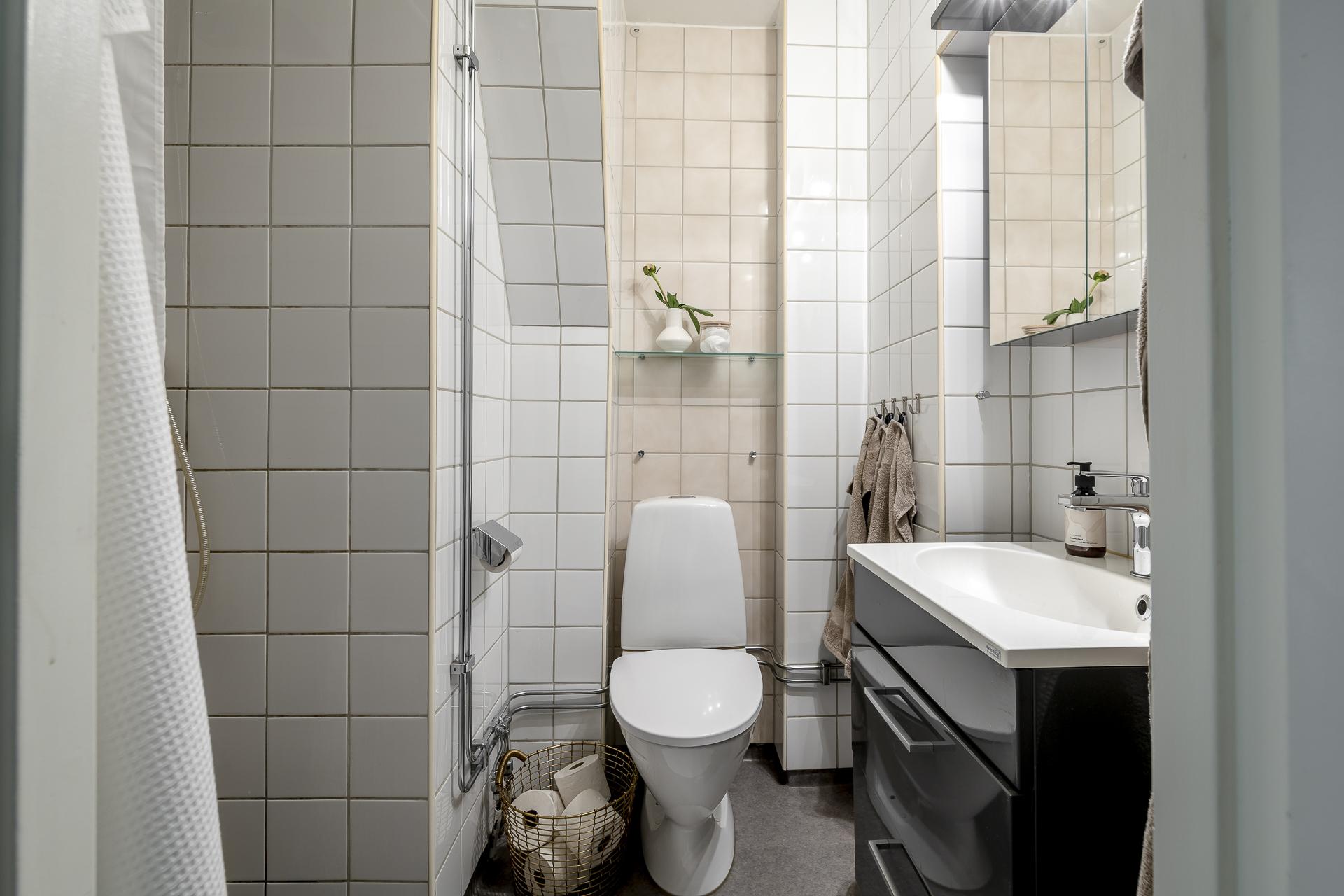 Praktiskt och fräscht badrum