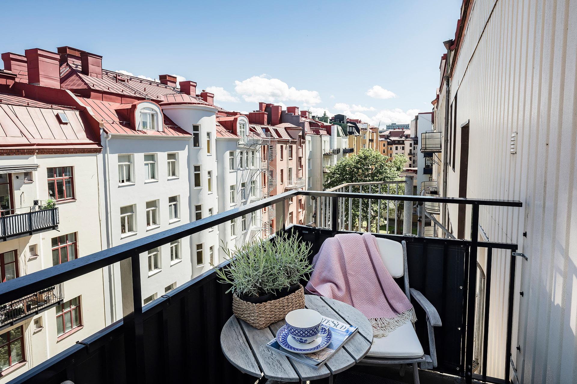 Lågupplöst Lägenhetens andra balkong, vilken erbjuder morgonsol