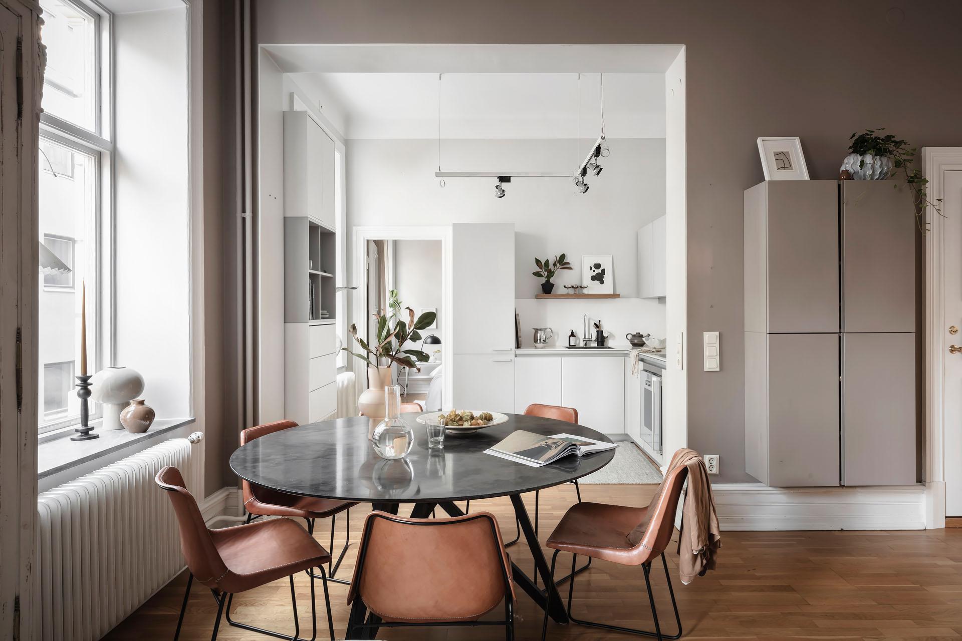 Öppen planlösning mellan kök och vardagsrum, precis som man vill ha det