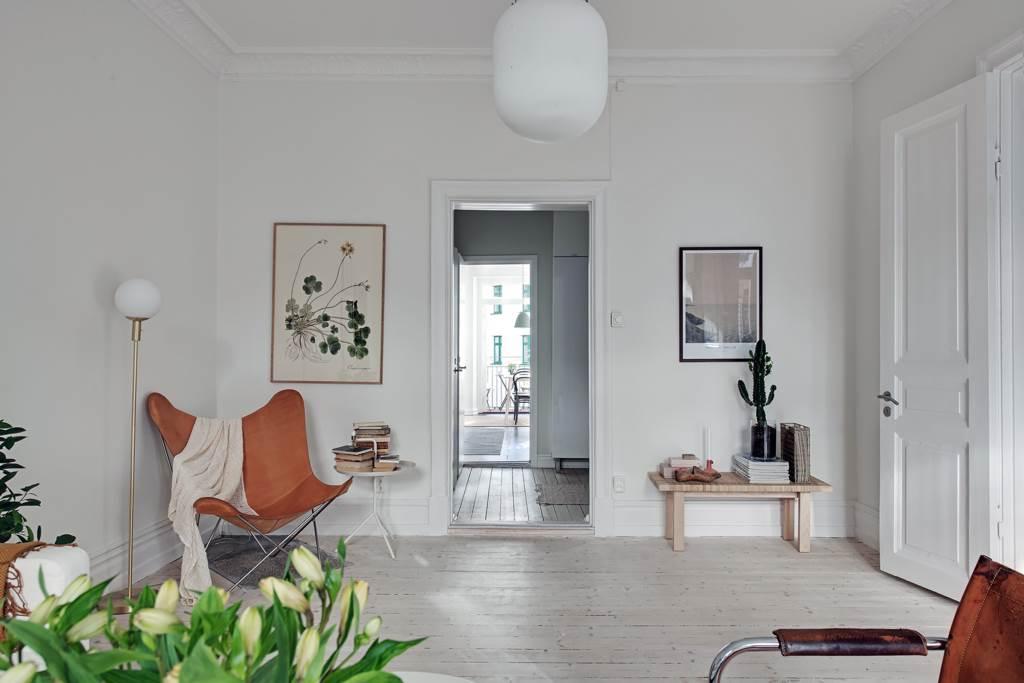 Släta nymålade väggar i bruten vit ton