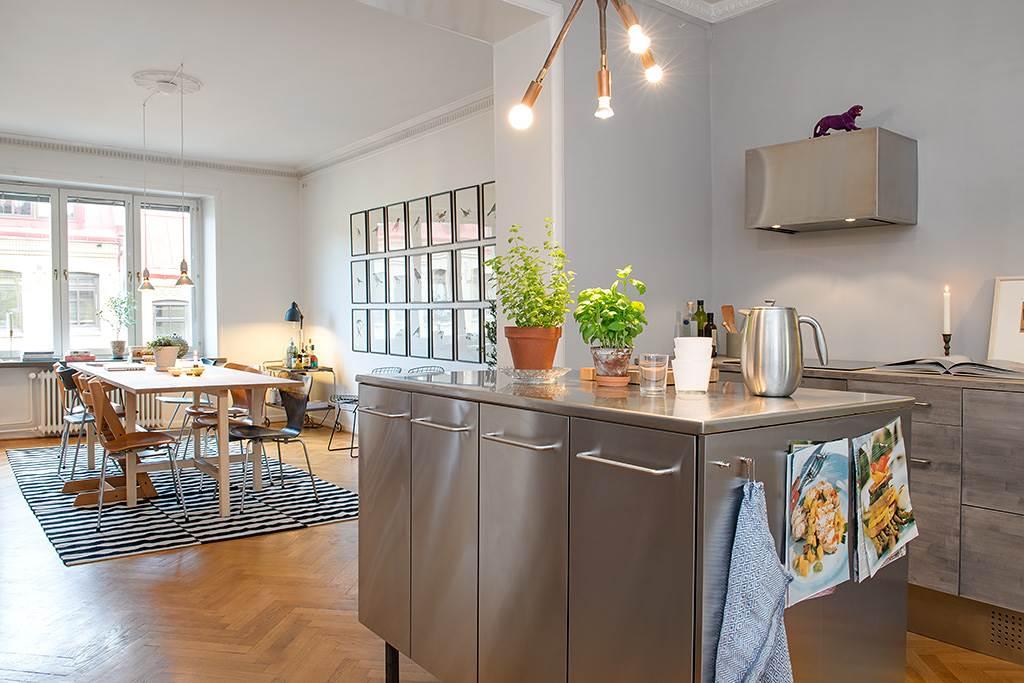 Köket ligger numera i mitten av lägenheten