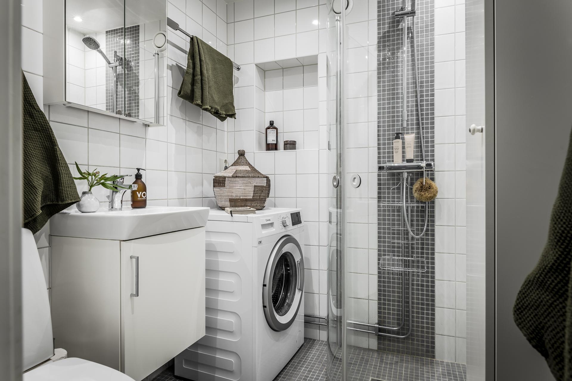 Badrummet är inte alldeles nyrenoverat, men fortfarande fräscht - och tvättmaskin finns!