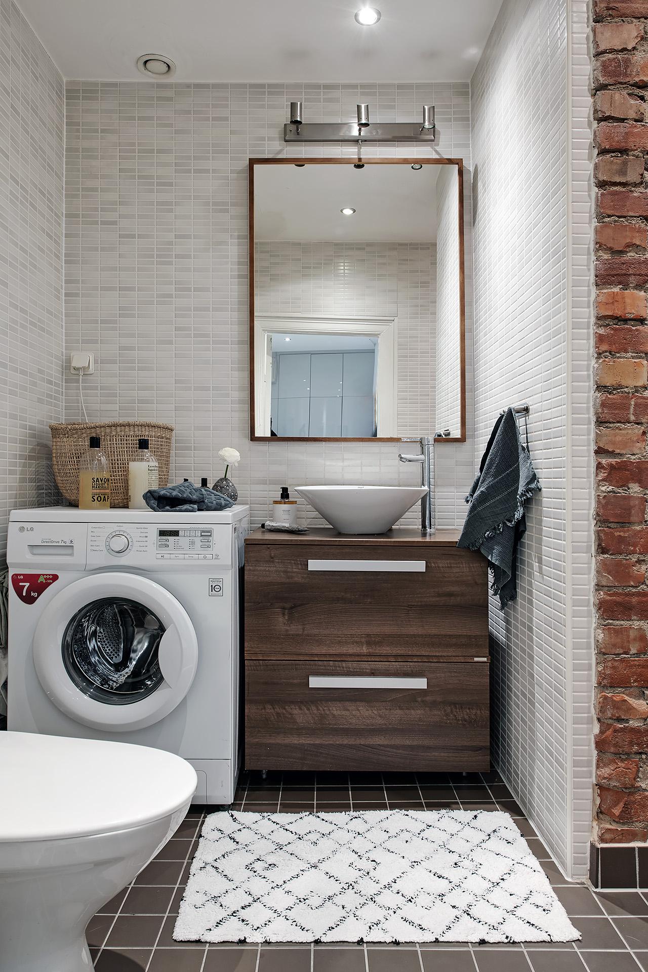 Renoverat stilfullt badrum med tvättmaskin