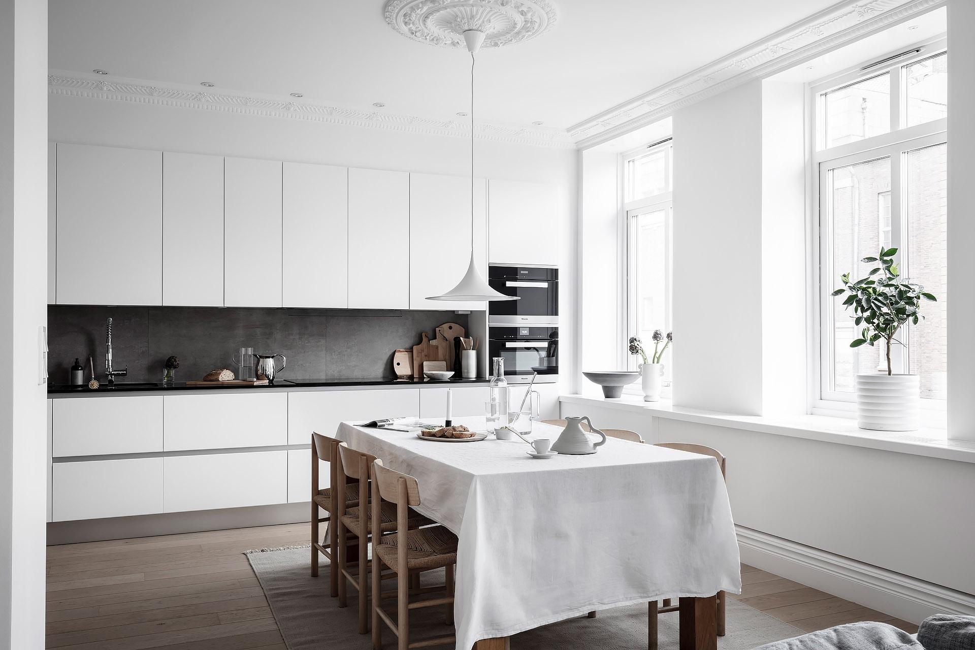 Finstämd mix av sekelskiftesdetaljer och moderna materialval