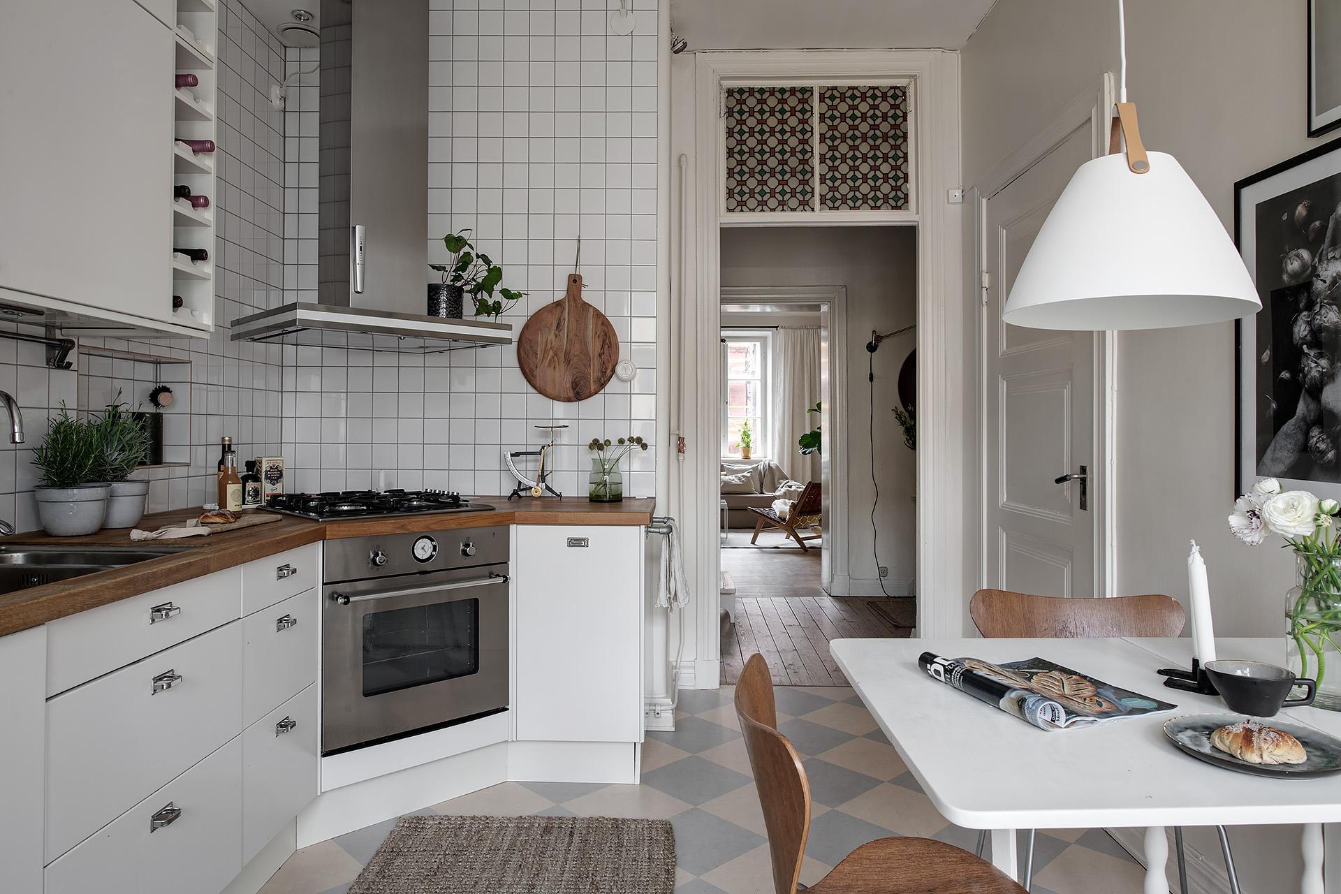 Skåp hela vägen upp till tak ger gott om förvaring