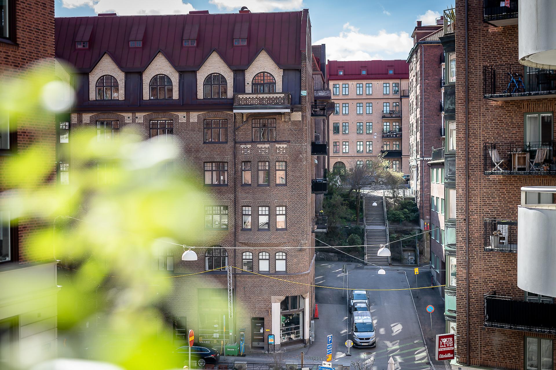 Böljande kvarter med vacker arkitektur i blickfånget