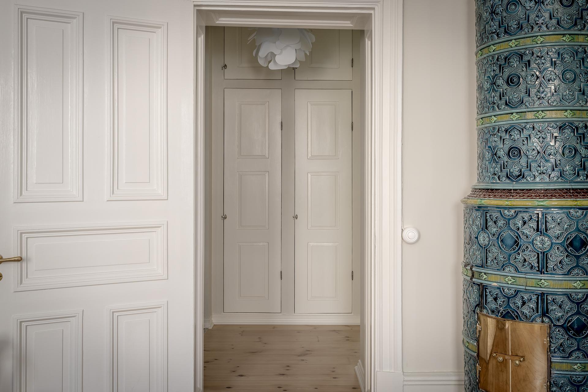 Flertalet garderober och originalskåp finns bevarade