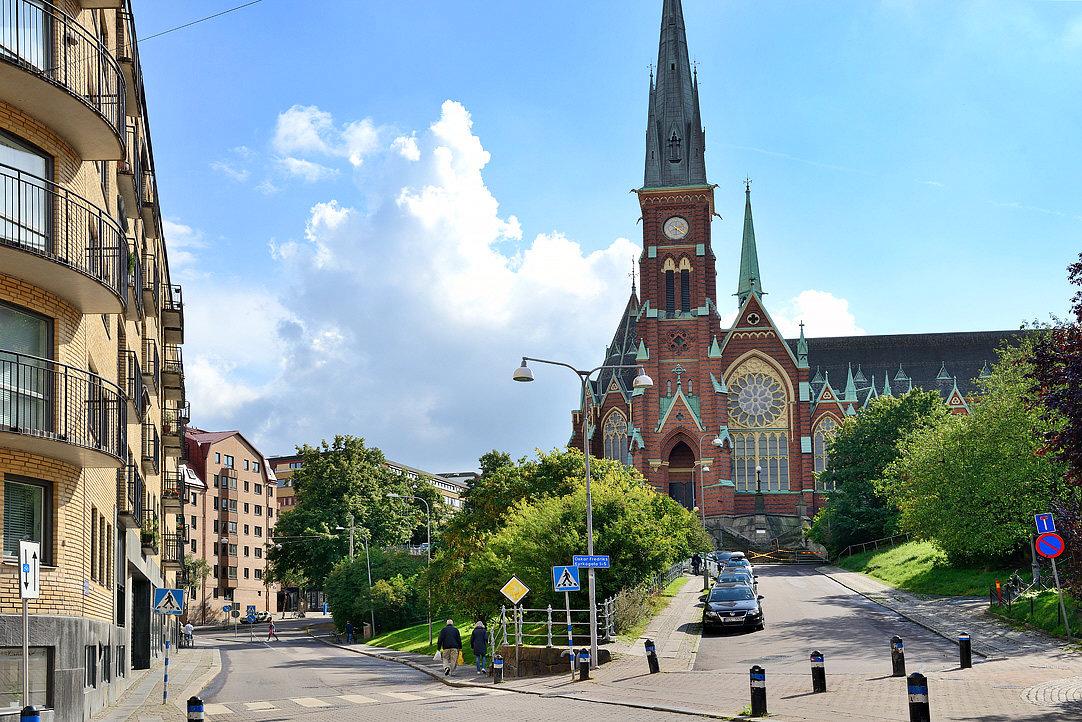 Vackra Oscar Fredriks kyrka som granne