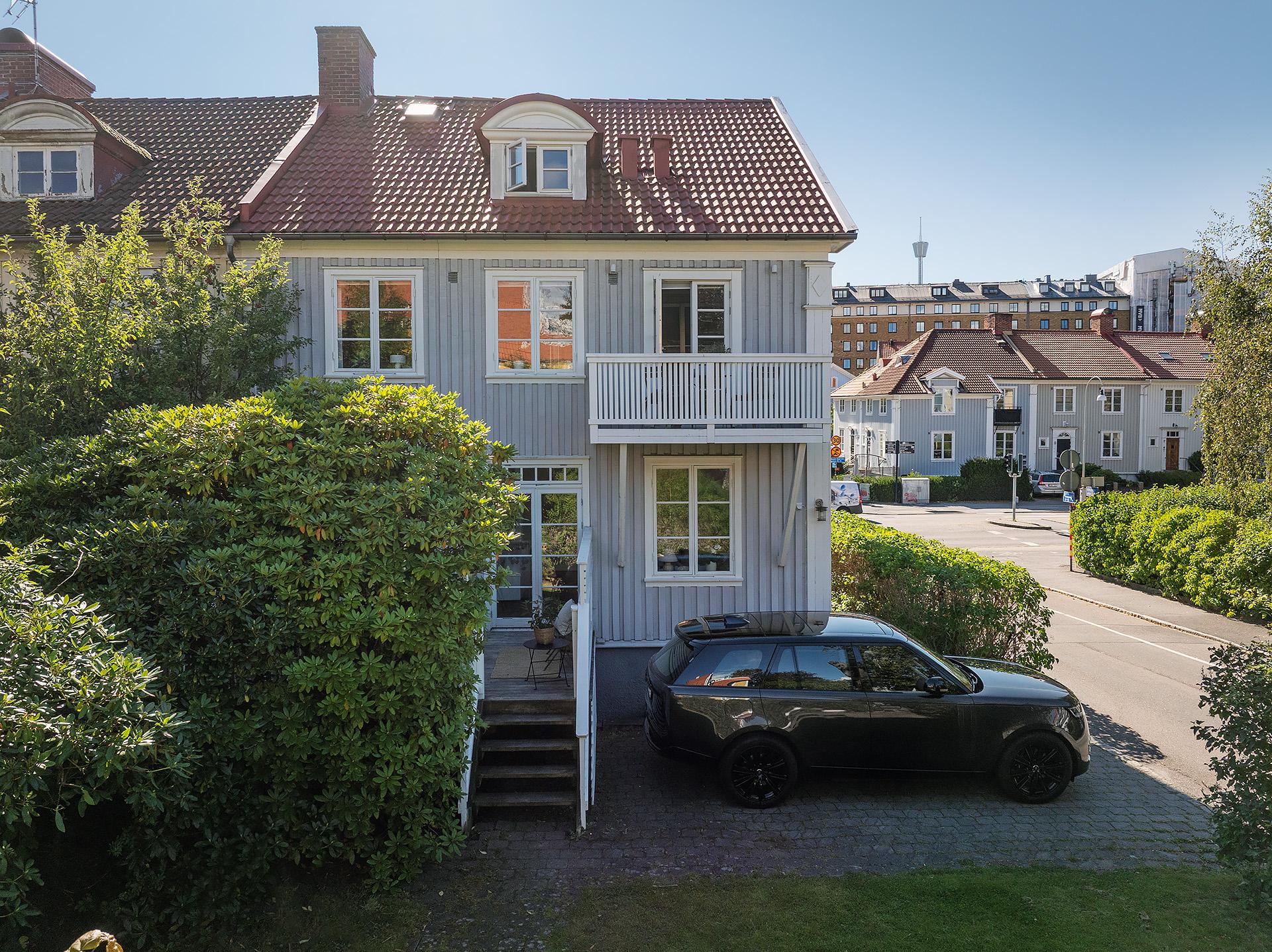 Altanen har en trappa ner till trädgården