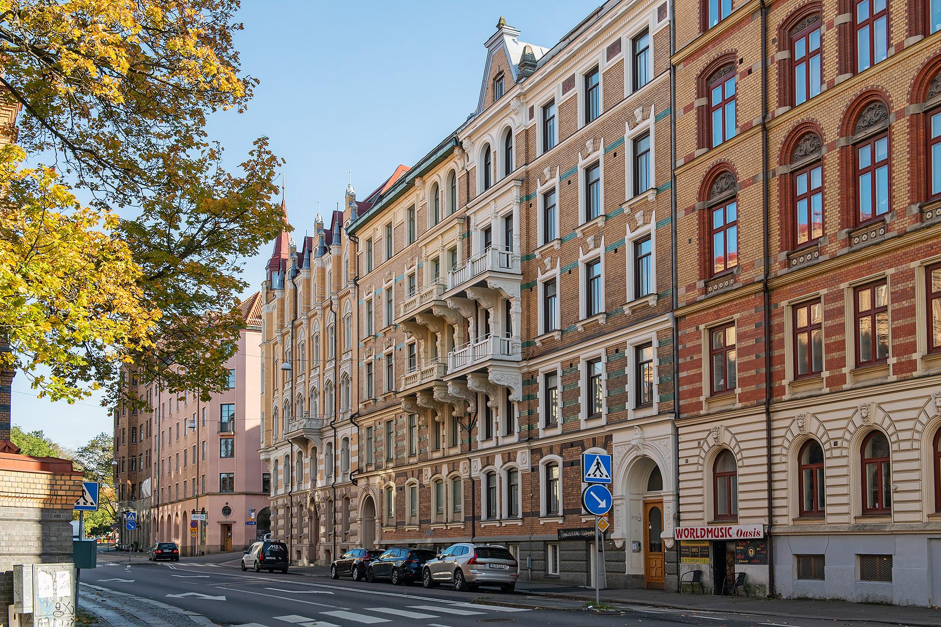 En fantastisk sekelskifteslägenhet i vacker byggnad signerad år 1893.