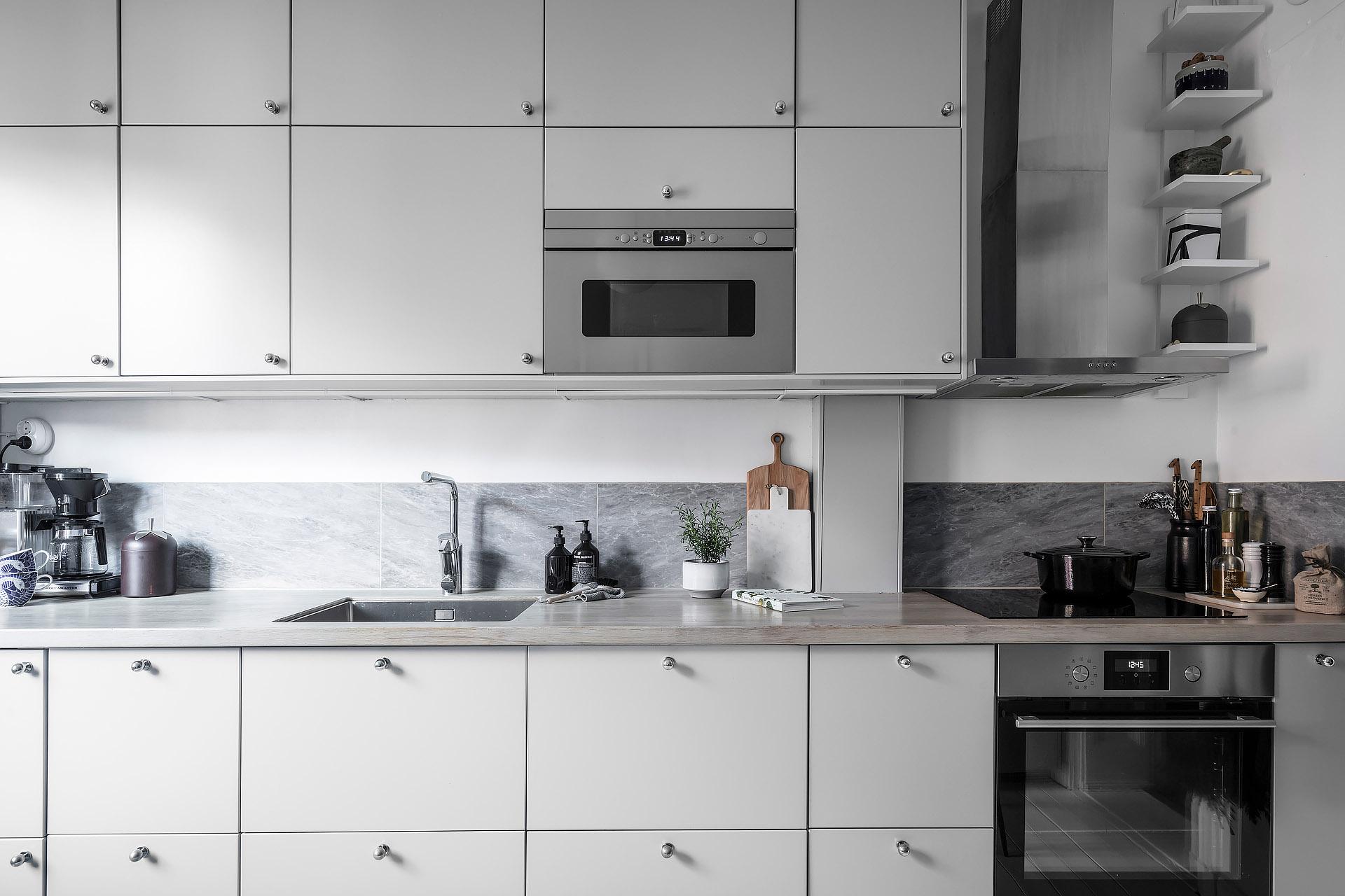 Totalrenoverat och smakfullt kök från 2017 med goda förvaringsmöjligheter