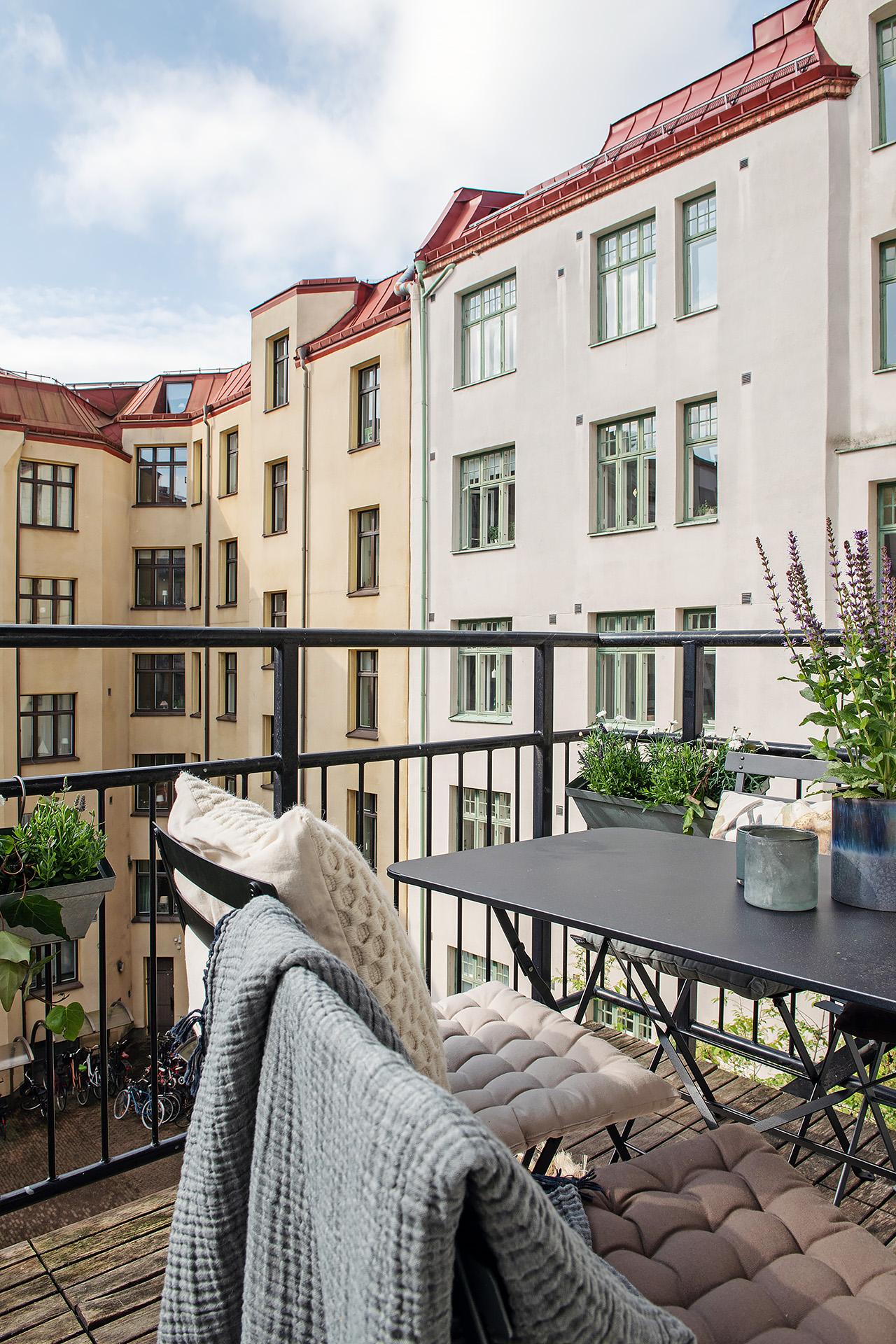 Det svarta smidesräcket ramar in balkongen snyggt