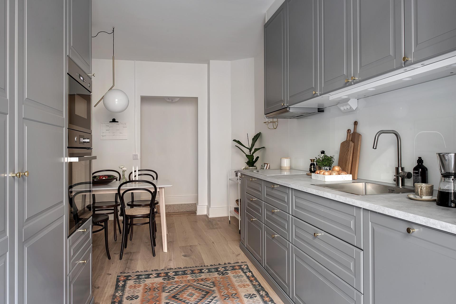 Väl tilltagna förvaringsmöjligheter med skåp hela vägen upp till tak