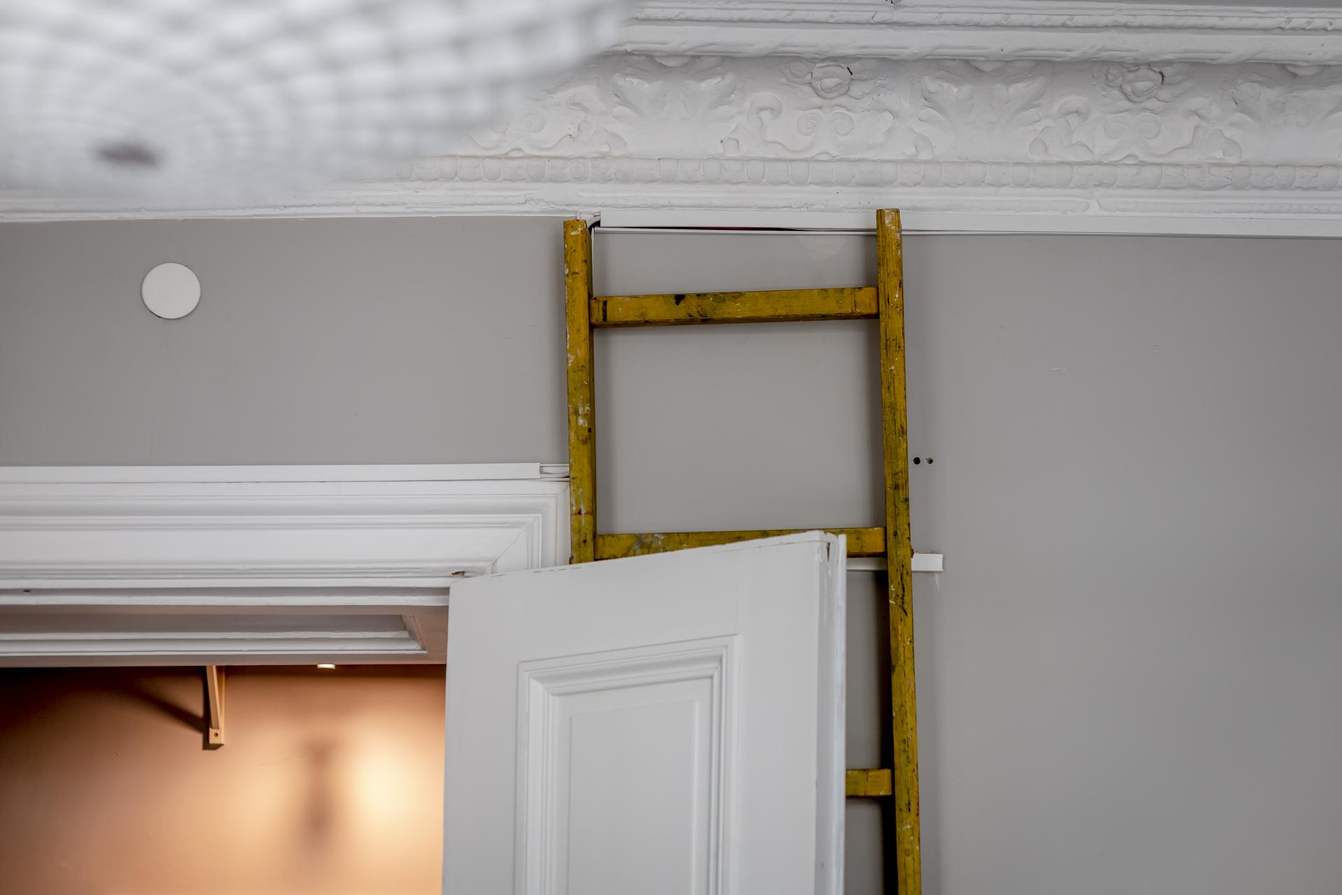 Bostaden bokstavligen kryllar av detaljer signerat 1888.