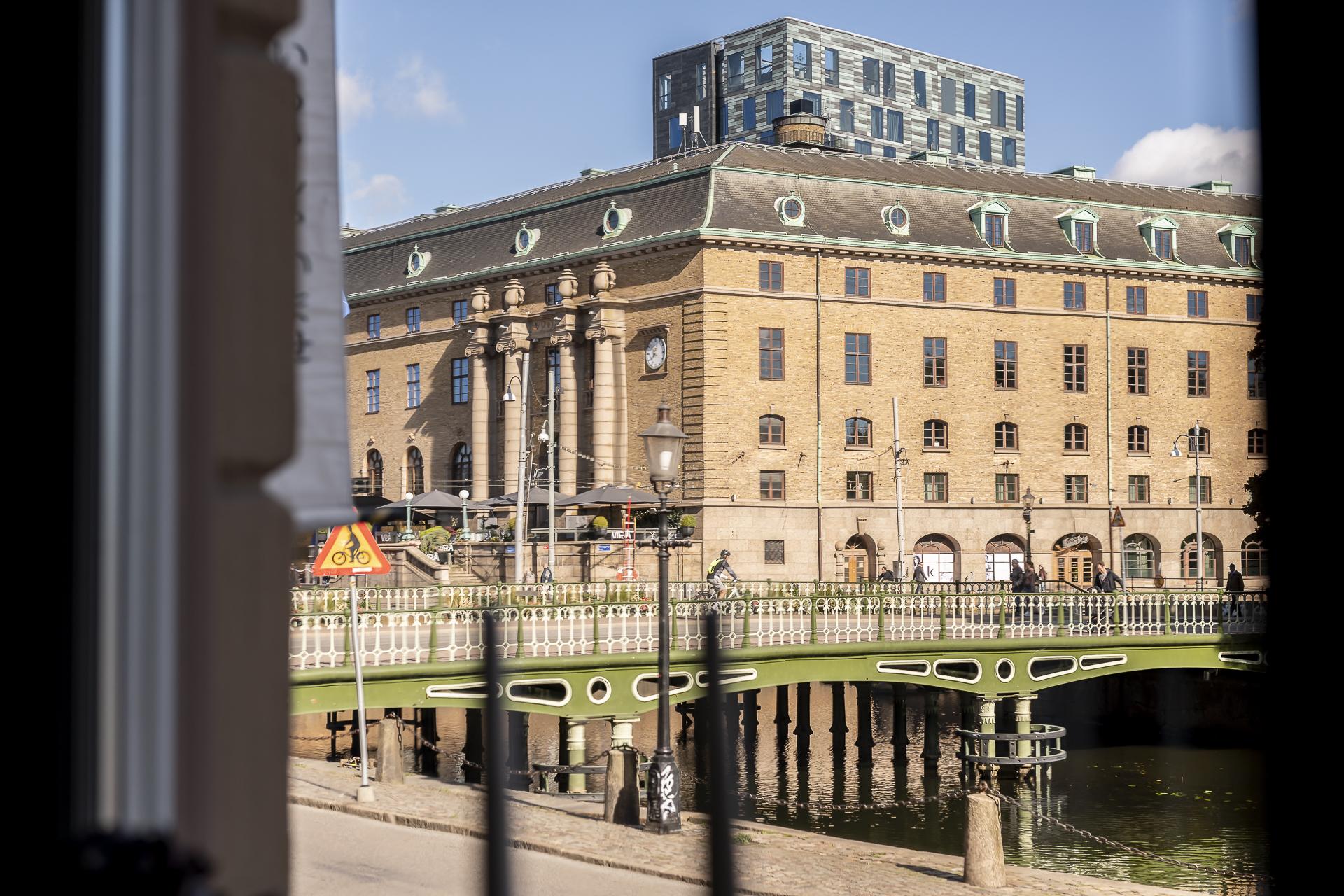 Ni är granne med Hotell Post, perfekt om man vill ta affärsmötet nära hemmabasen.