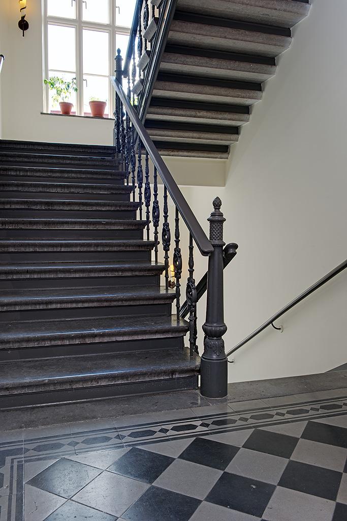 Tidstypiska trapphus med vackert golv...