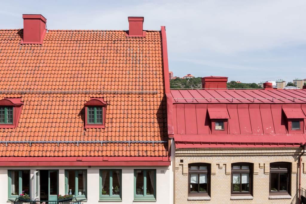 Granne med himmel och takåsar