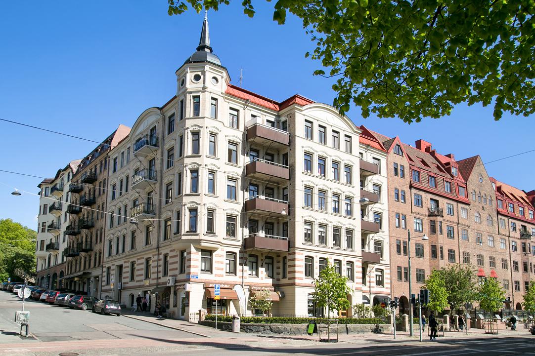 Beläget på gaveln mot Linnégatan/Djupedalsgatan