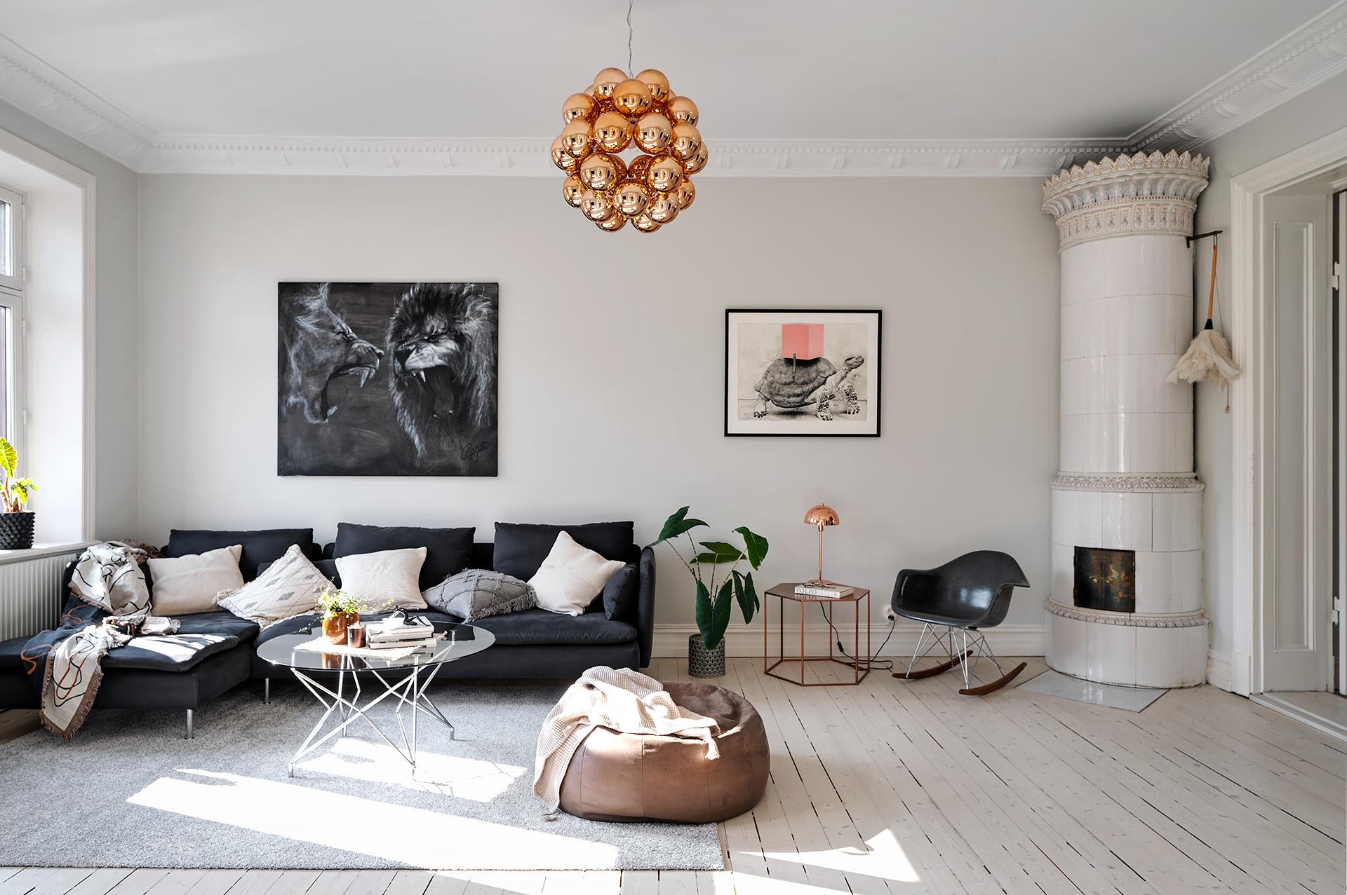 Vardagsrummet har också en kakelugn