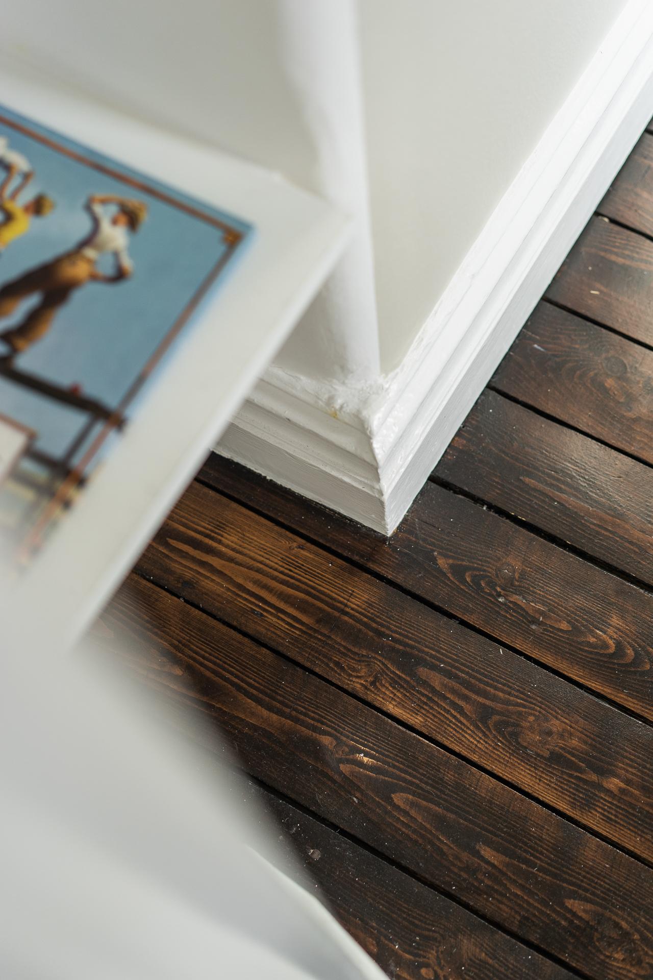 Inbyggda hyllplan blir en smart bokhylla