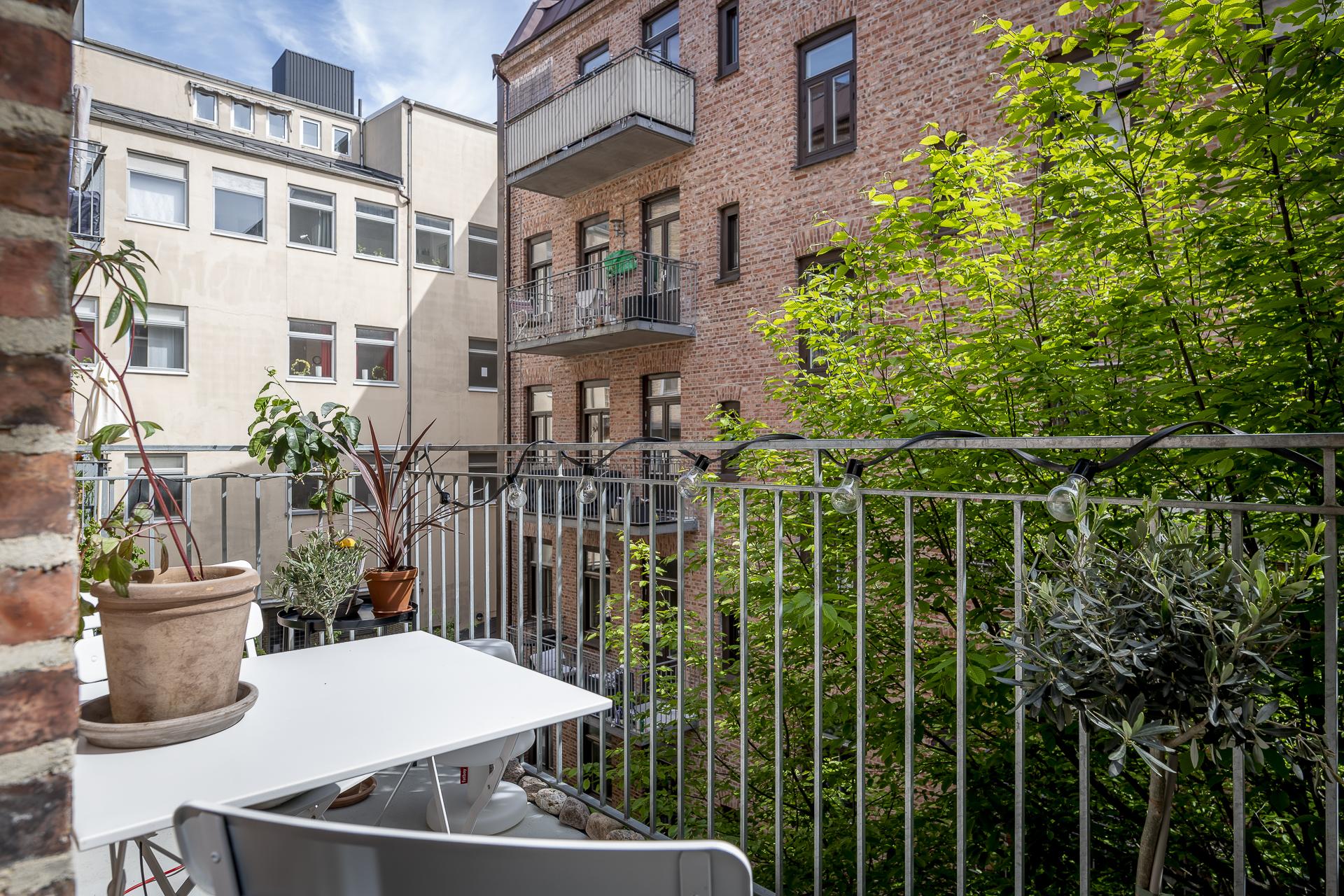 Planteringslådor, utemöbler och balkongskydd (ej på bild) kan efterlämnas