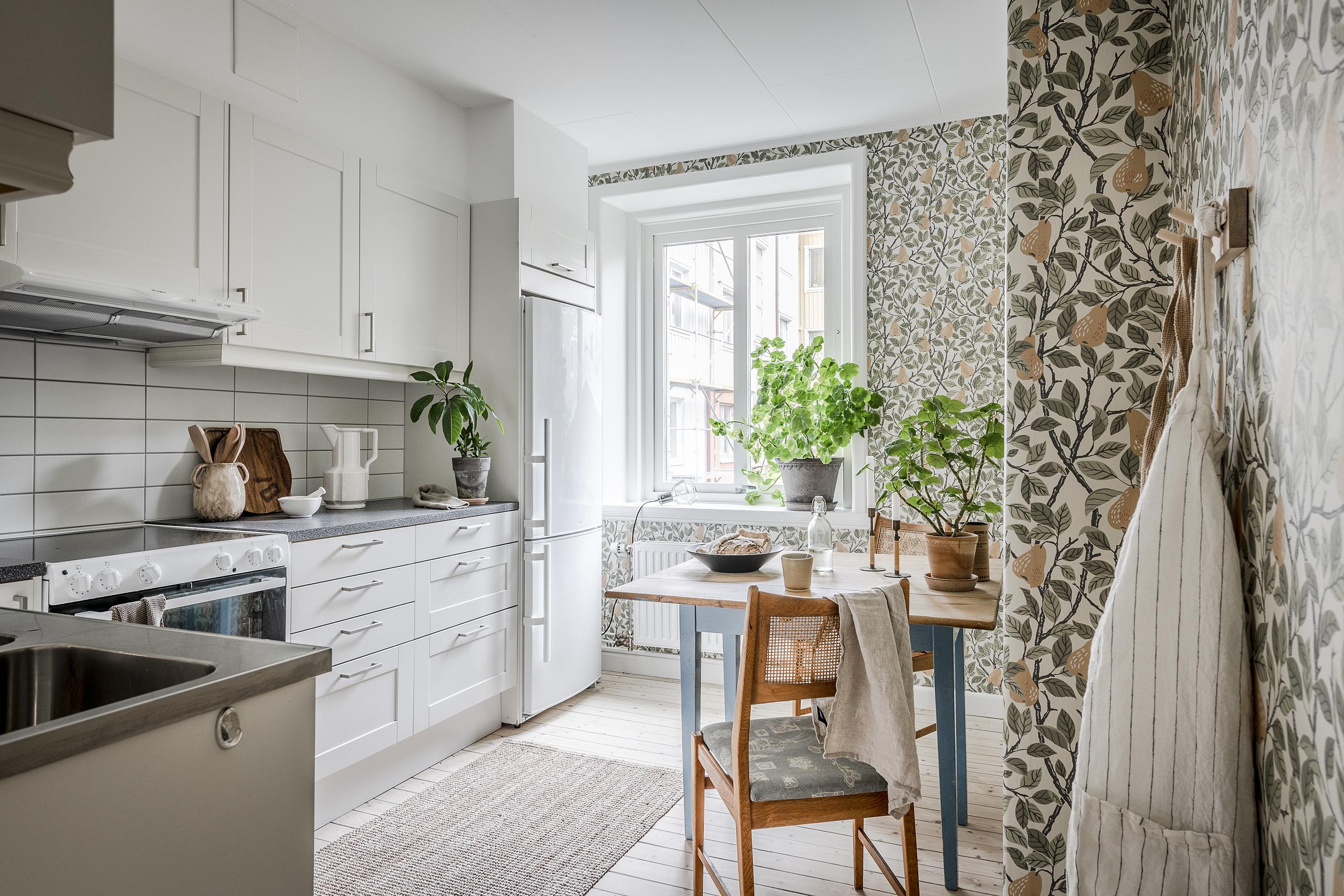 Köket är nytapetserad med härliga tapeten "Pirum" från Midbec