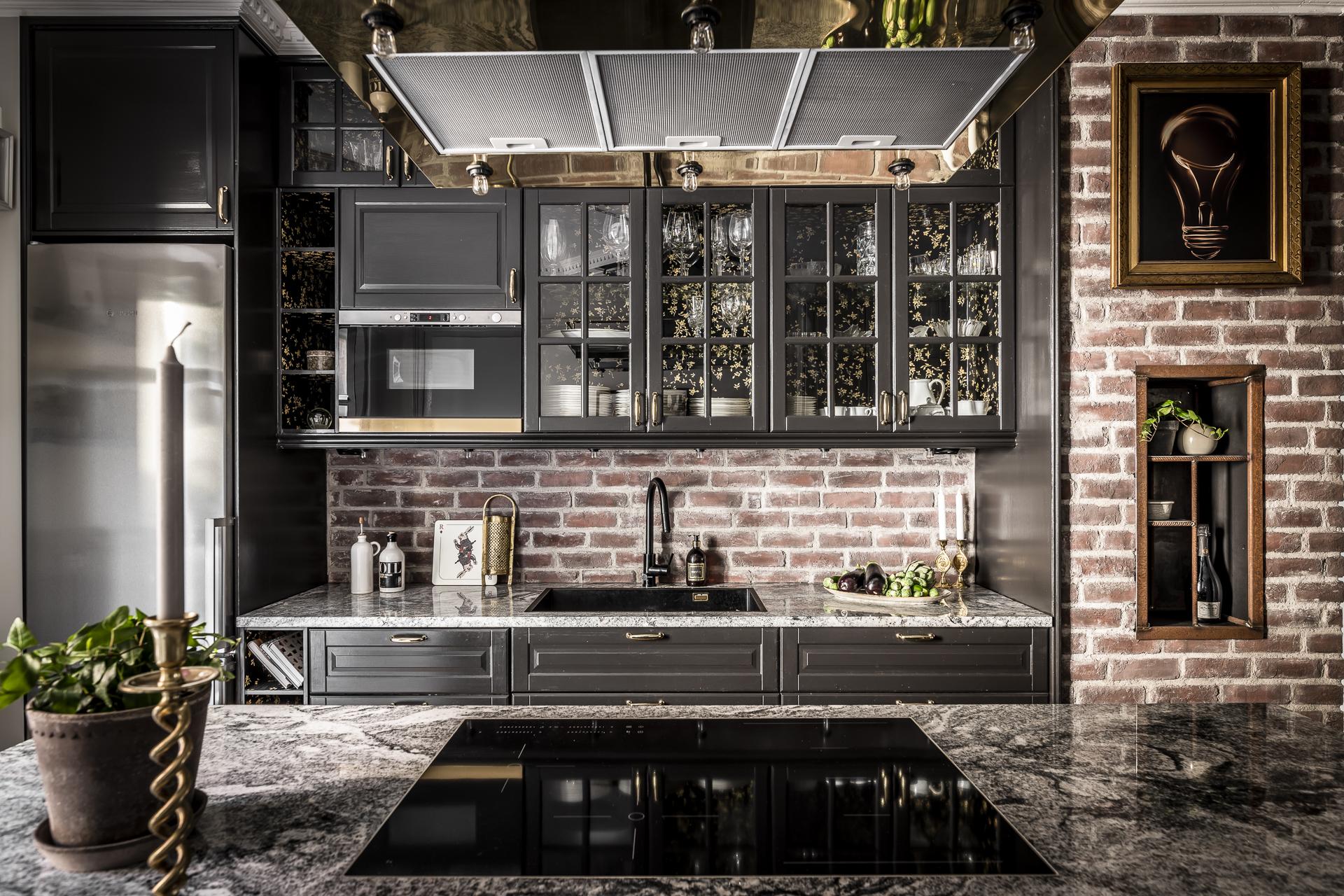 Rostfria vitvaror blir en fin kontrast mot den mörka inredningen