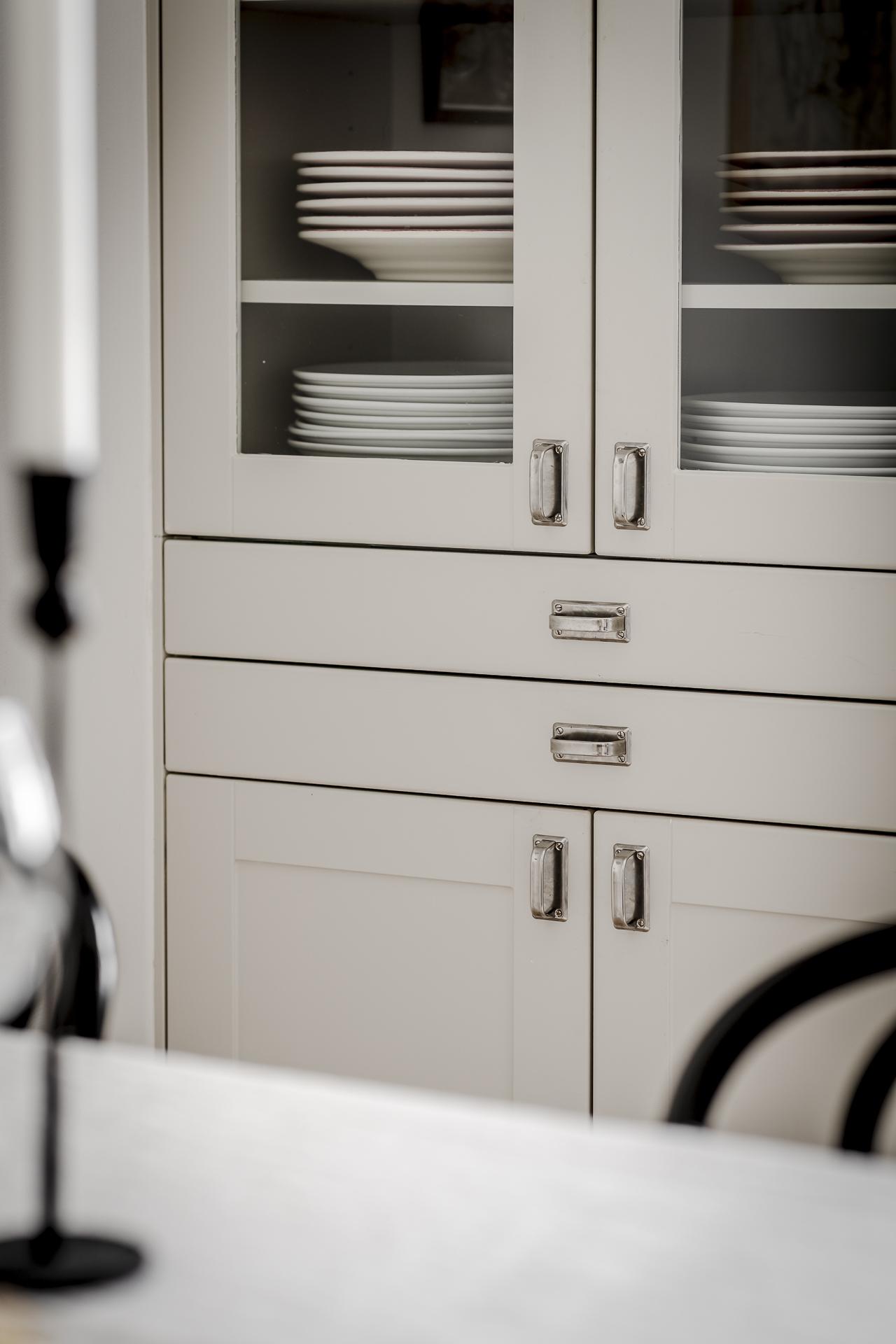 Platsbyggt vitrinskåp