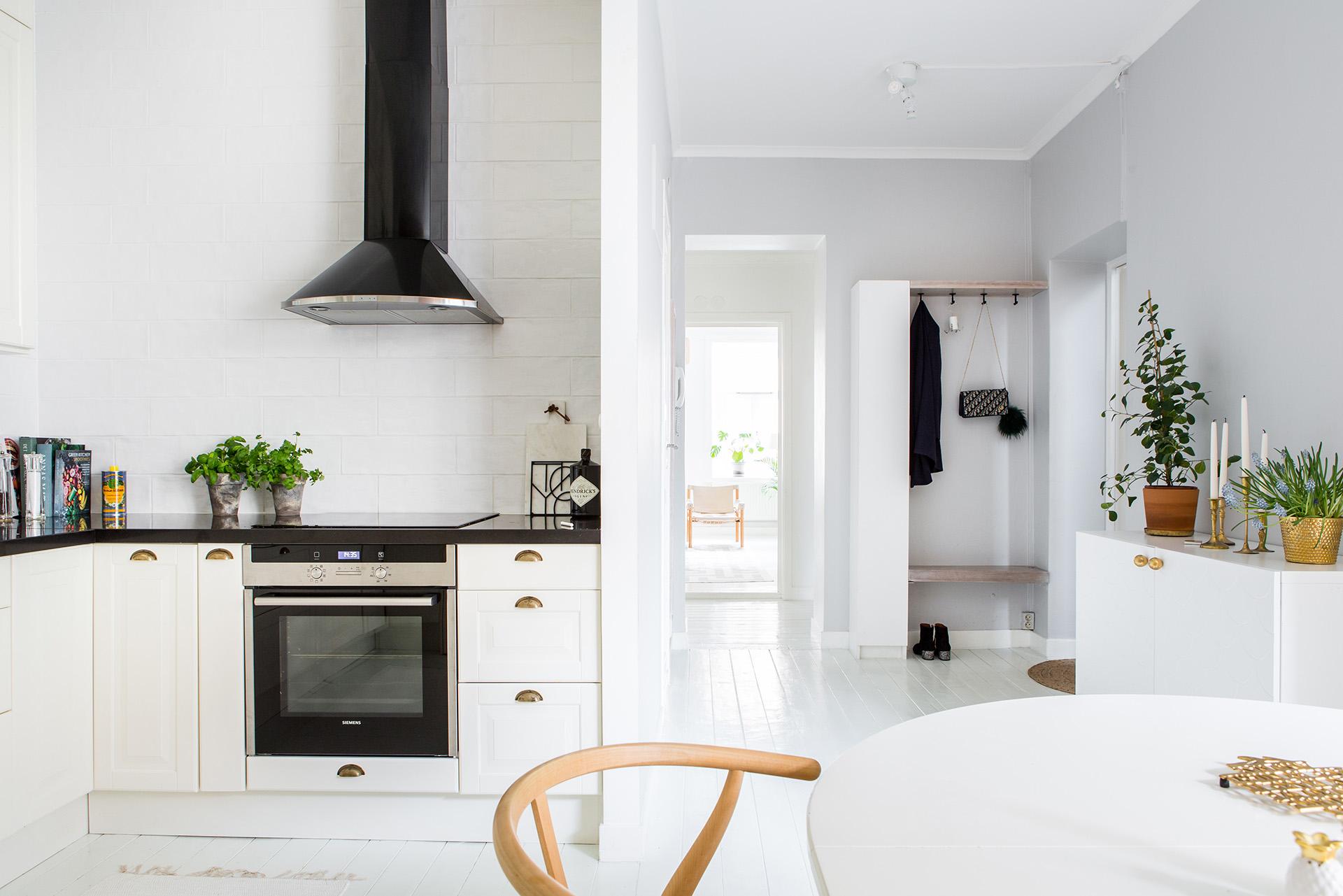 Trevlig genomsyn mellan vardagsrum och kök