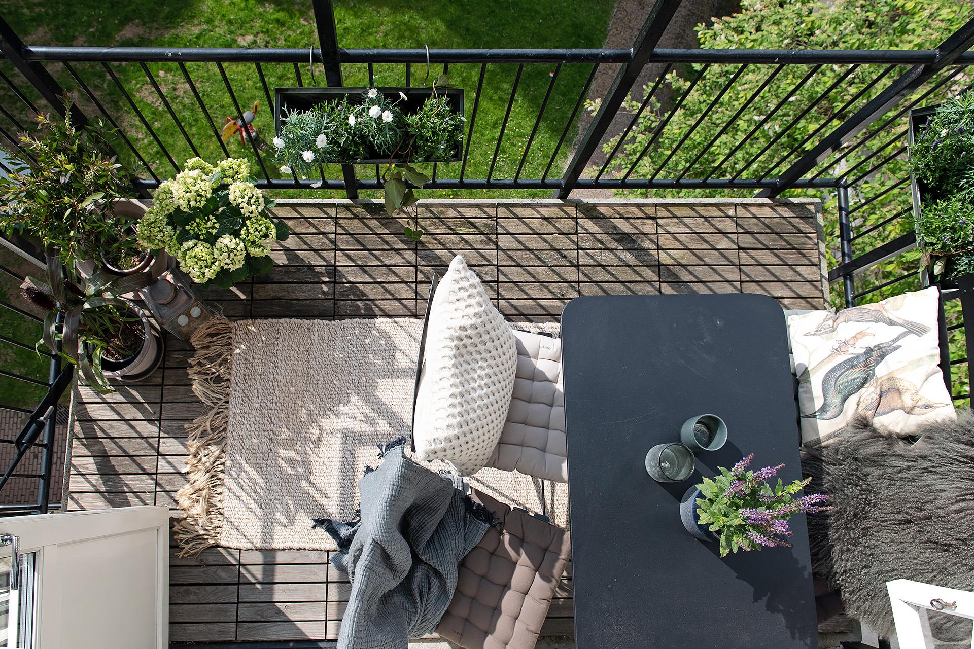 Fågelperspektiv på lägenhetens balkong