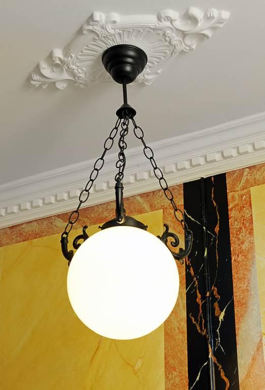 Trapphuset renoverades nyligen och har hiss