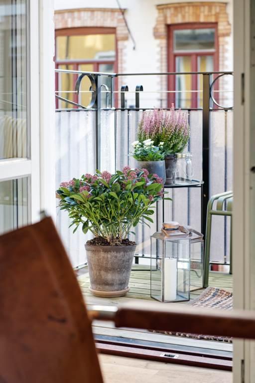 Inåtgående pardörrar frigör yta på balkongen mot gatan