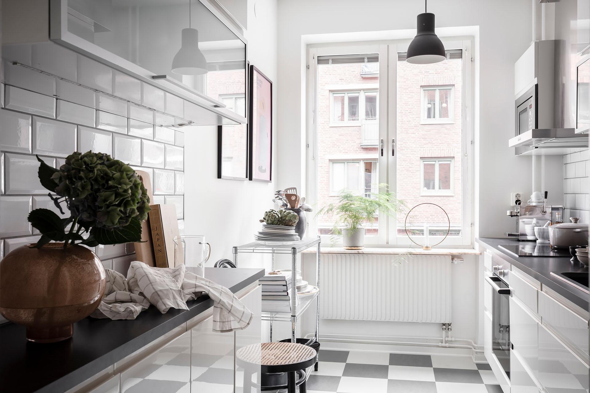 Framför fönstret ryms en mindre matplats för den som önskar