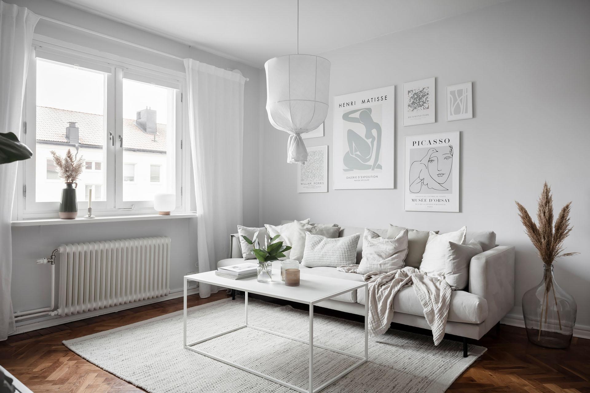 Ett stort högt fönster fyller rummet med ljus från söder