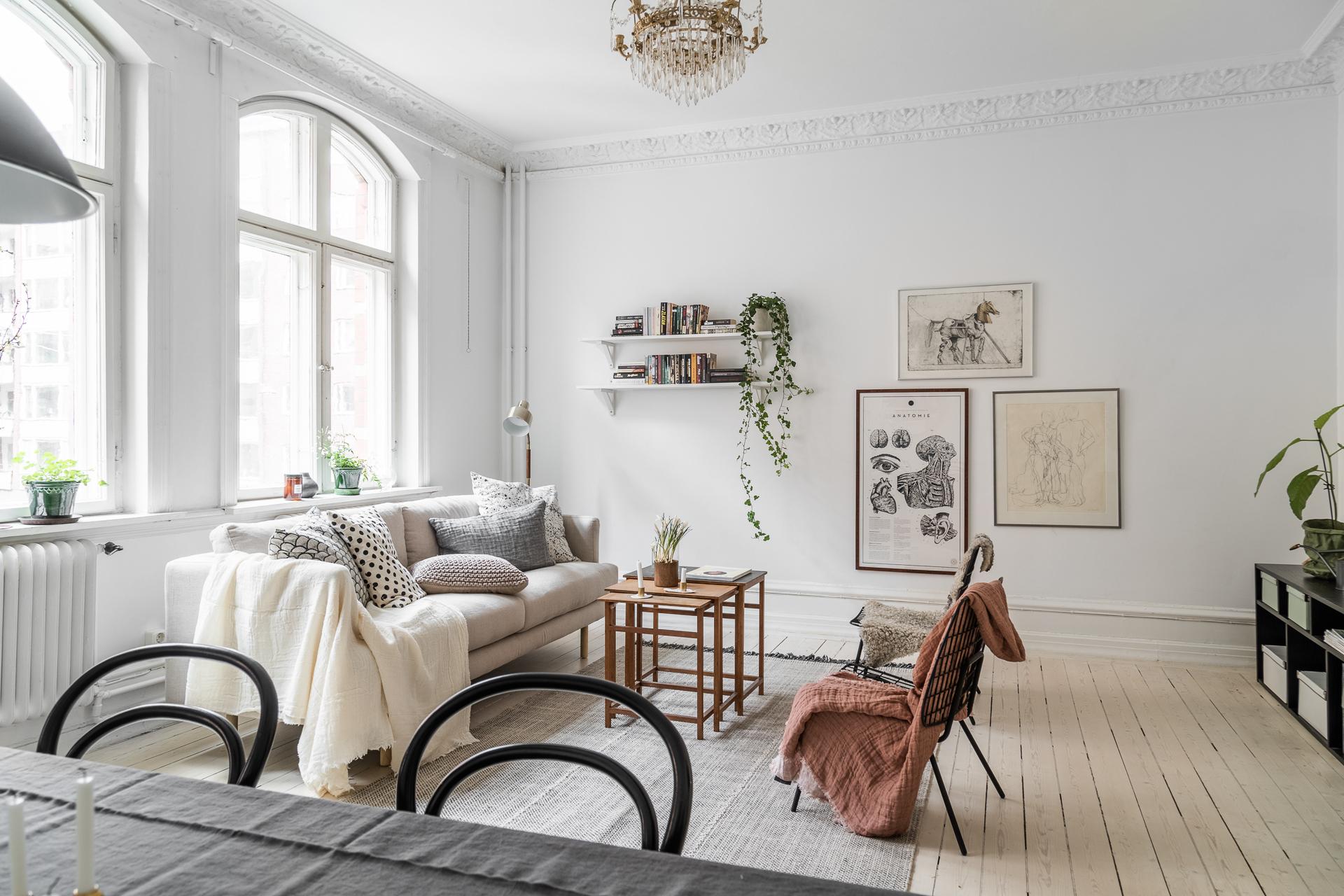 Fin stuckatur ramar in det vitmålade taket