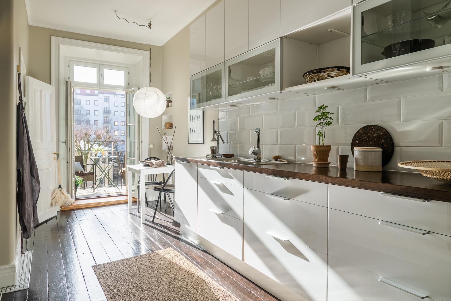 Renoverat kök som löper längs två sidor