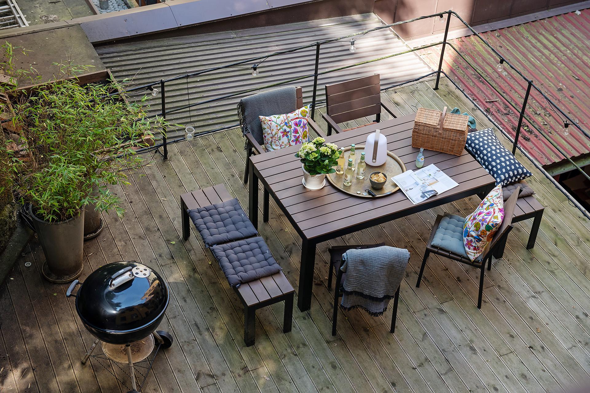 Strax nedanför lägenheten ligger föreningens terrass