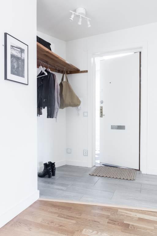 Välkomnande hall med plats för avhängning