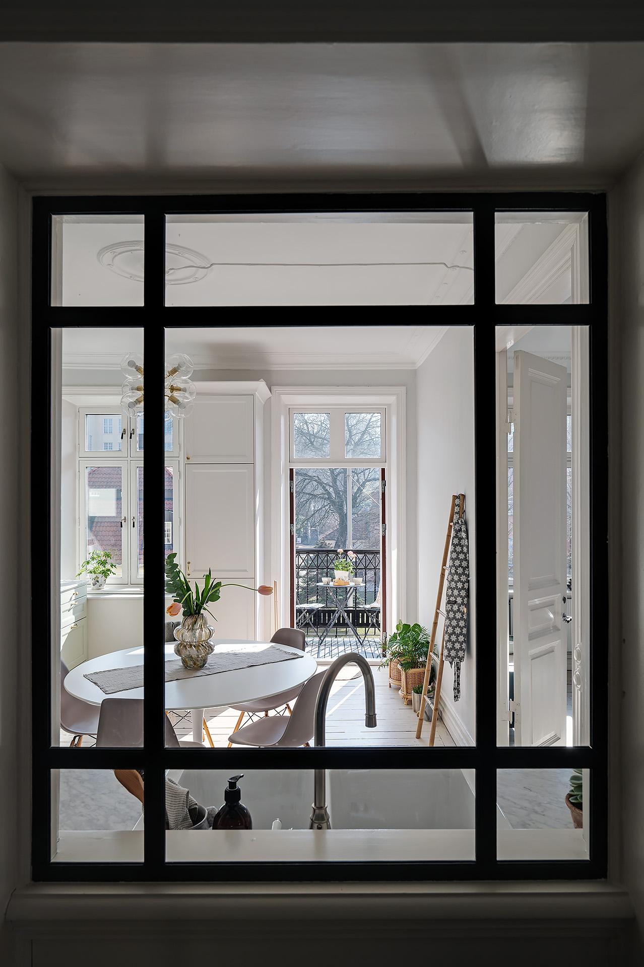 Charmigt fönster mellan hallen och köket