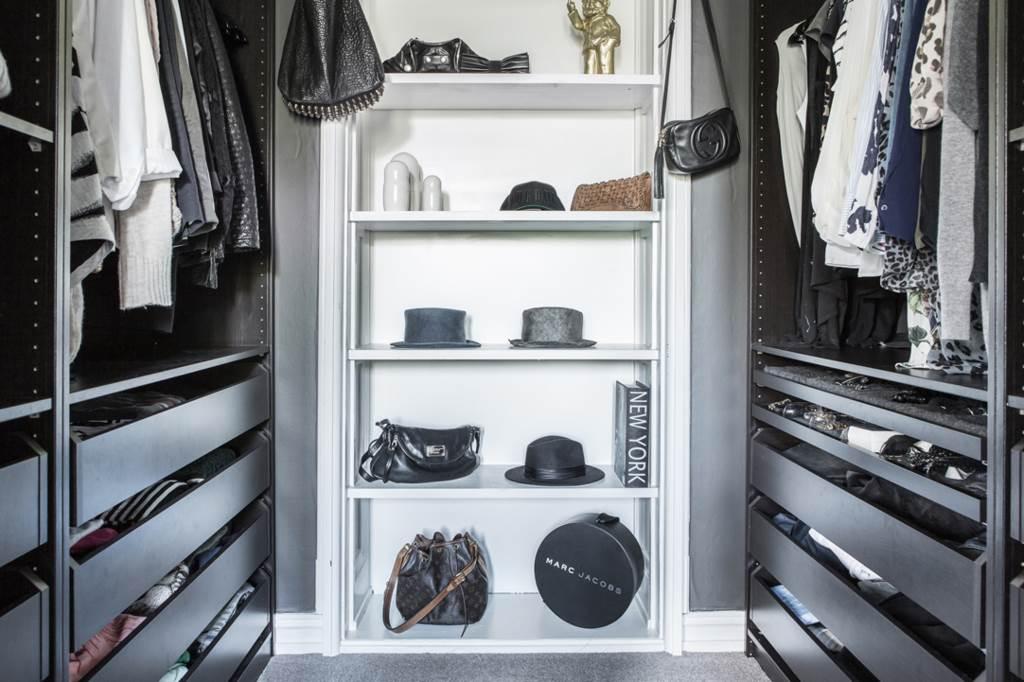 Lågupplöst Lyxig walk-in-closet med igensatt dörr mot hallen