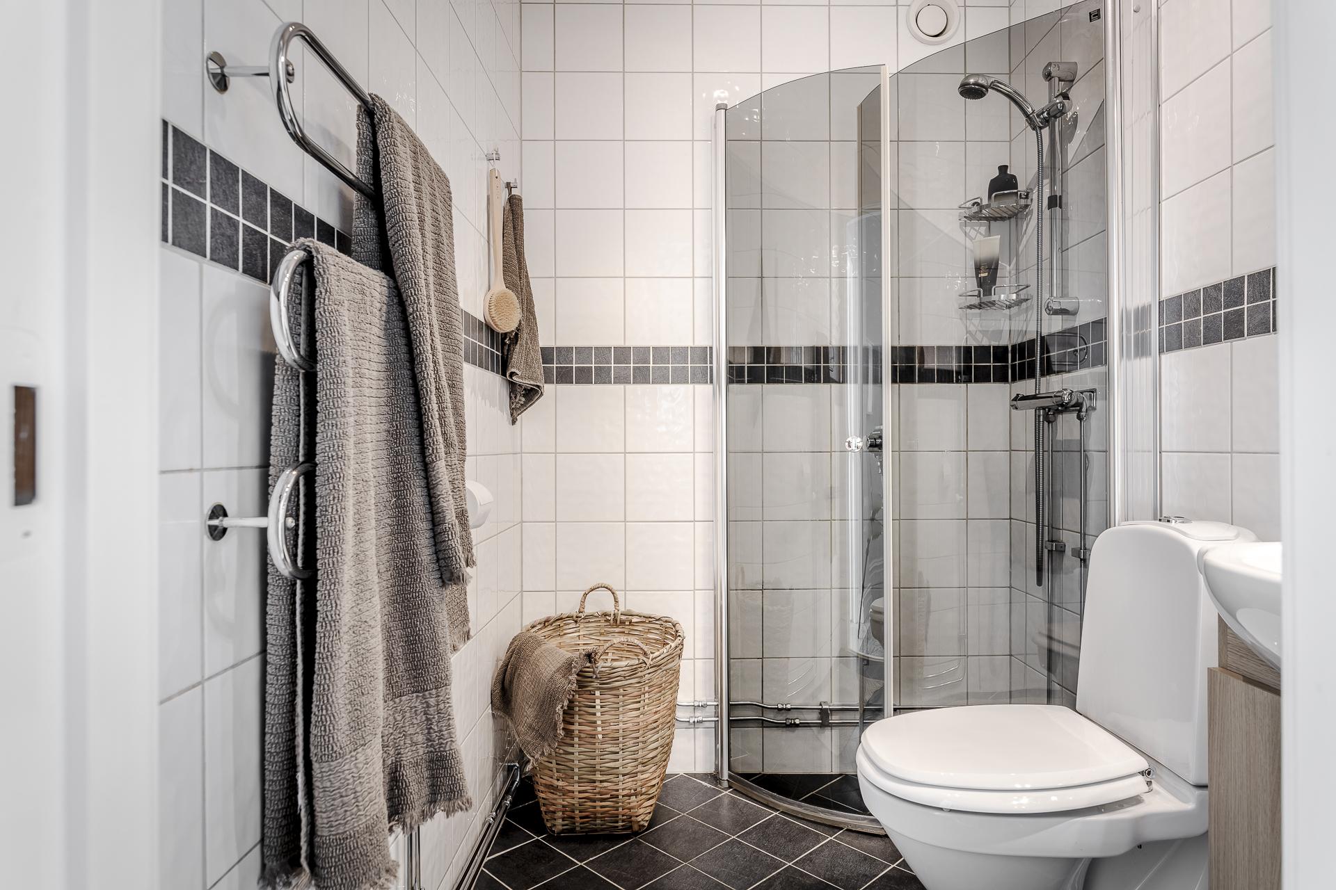 Helkaklat fräscht badrum. Tvättstuga i samma trappuppgång som bostaden