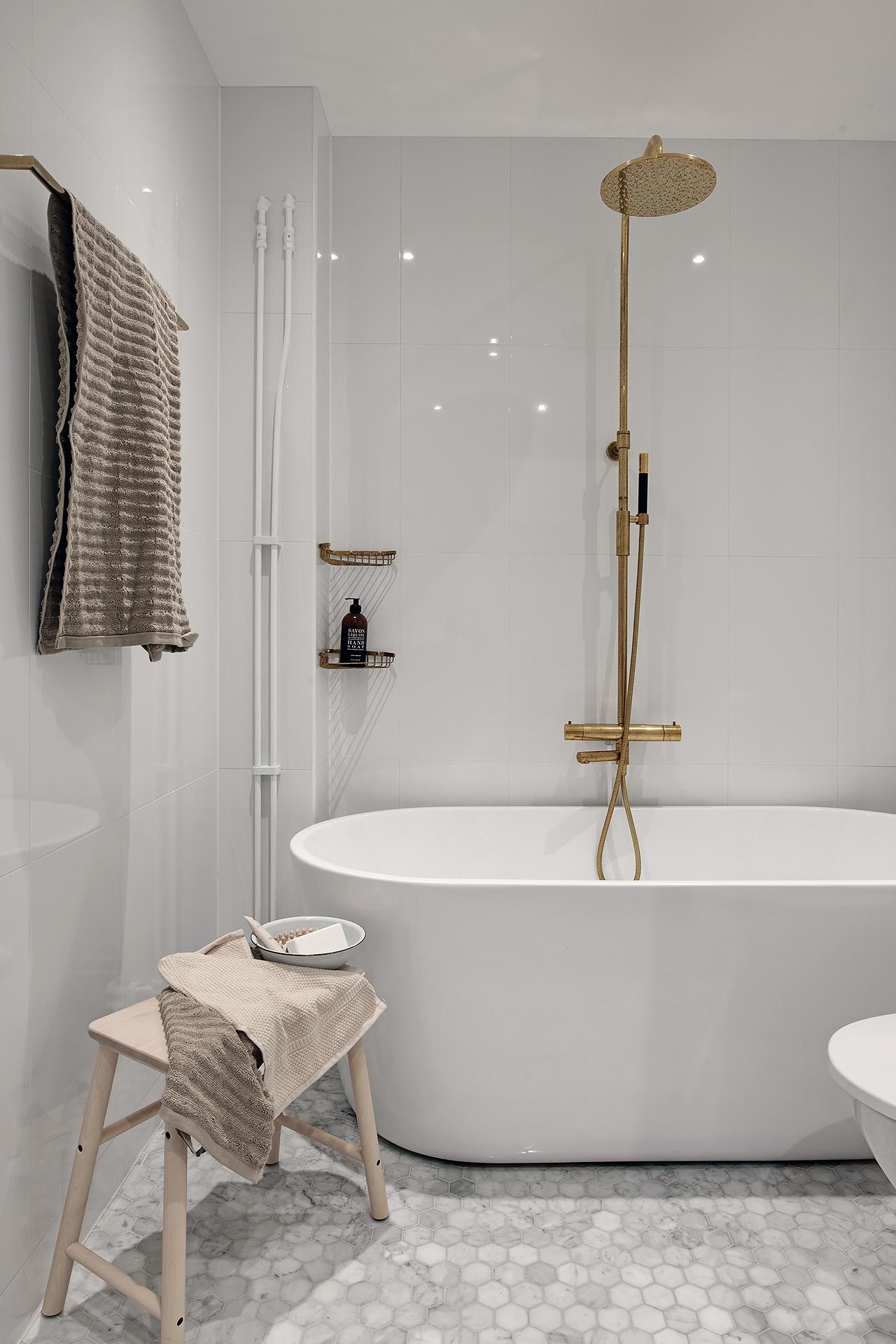 Elegant duschblandare i obehandlad mässing