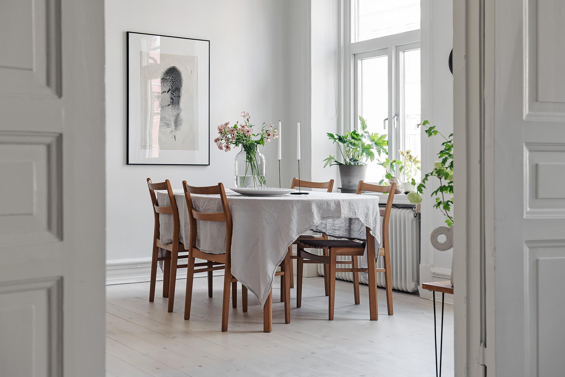 Massiva pardörrar avskiljer de två rummen