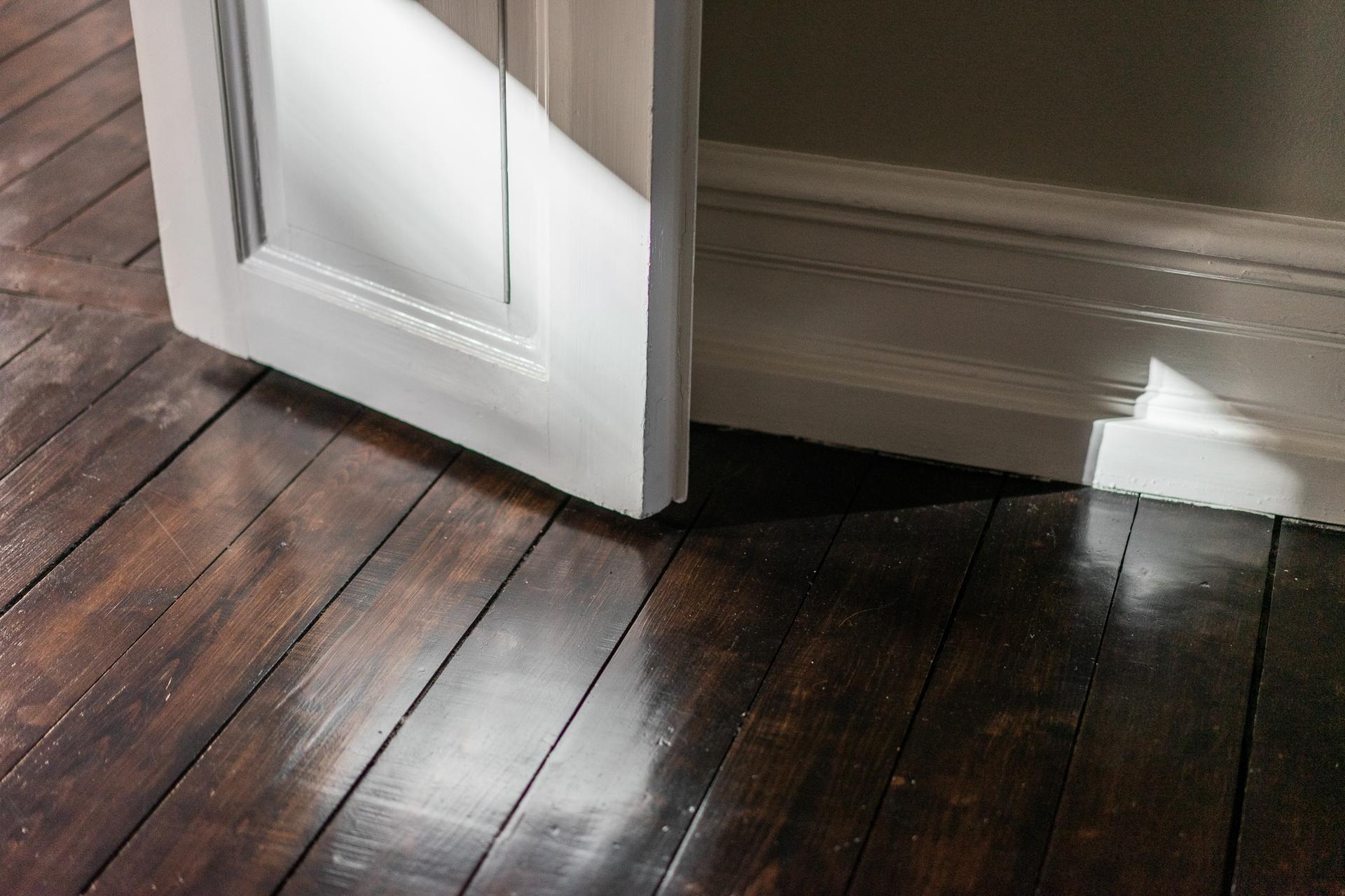 Profilerade pardörrar avgränsar fint mellan rummen