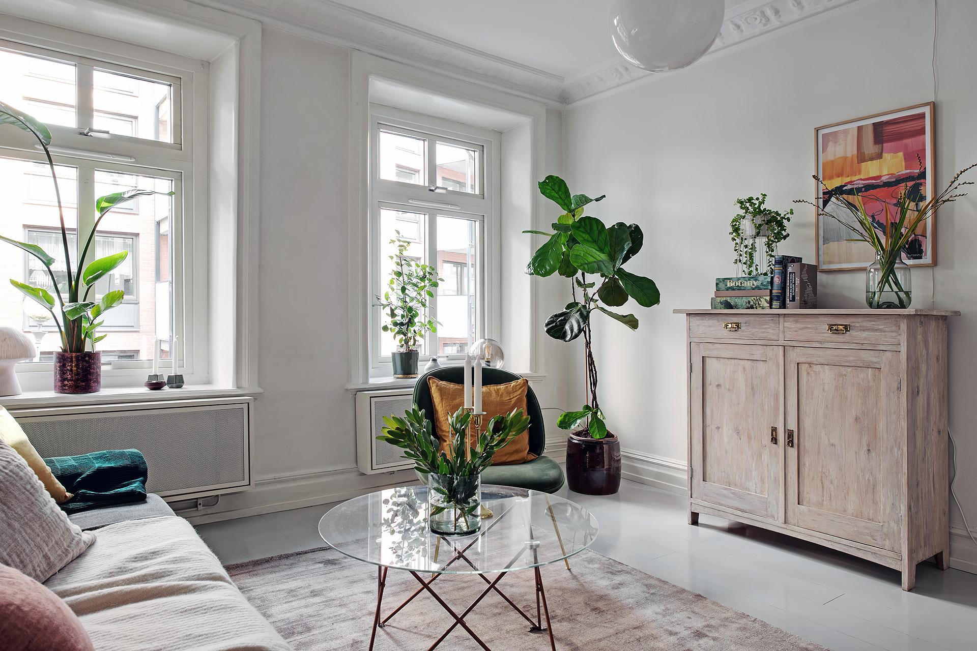 De dubbla, höga fönstren ger ett riktigt gott ljus