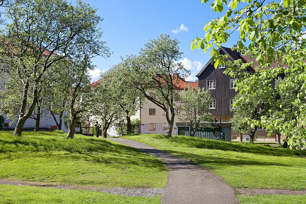 Utanför huset börjar Slottsskogen