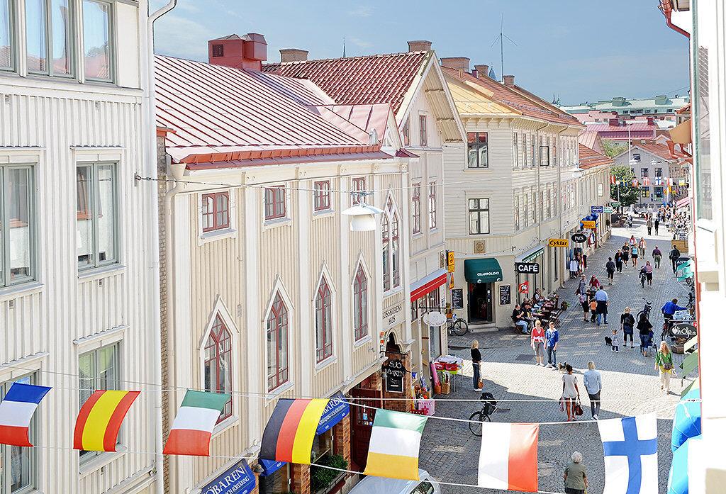 Även pittoreska Haga ligger en kort promenad bort