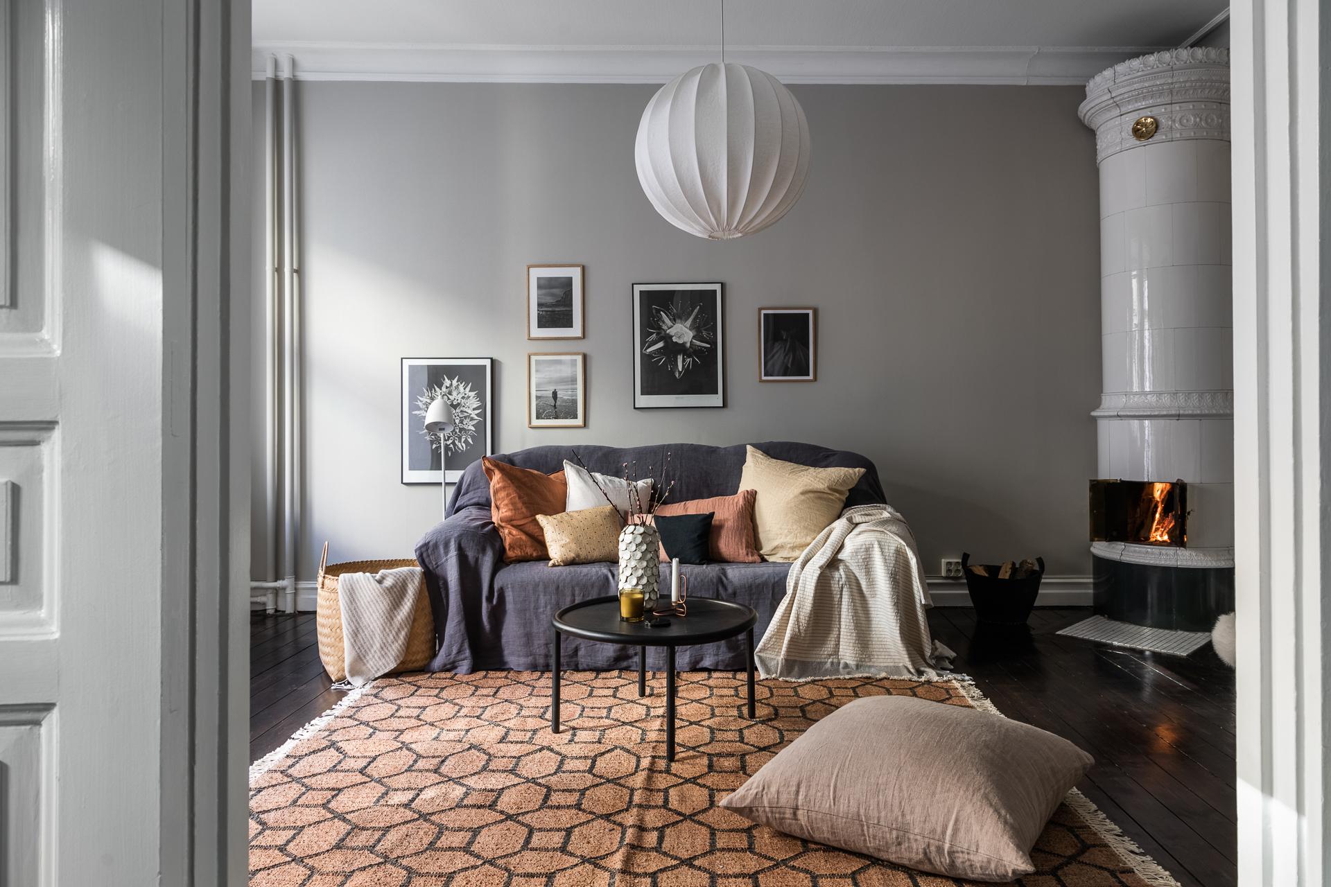 Vardagsrummet har en fungerande kakelugn