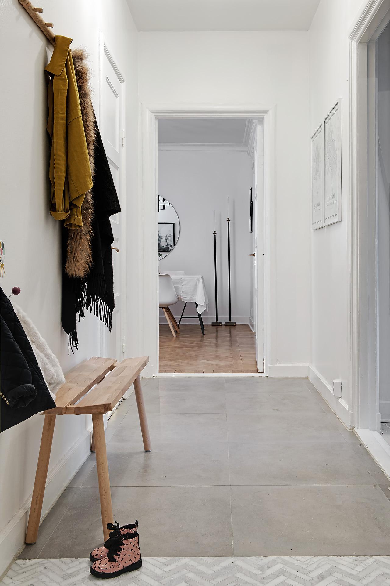 Carrera marmor i fiskbensmarmor även vid entrédörren för binda samman med parketten